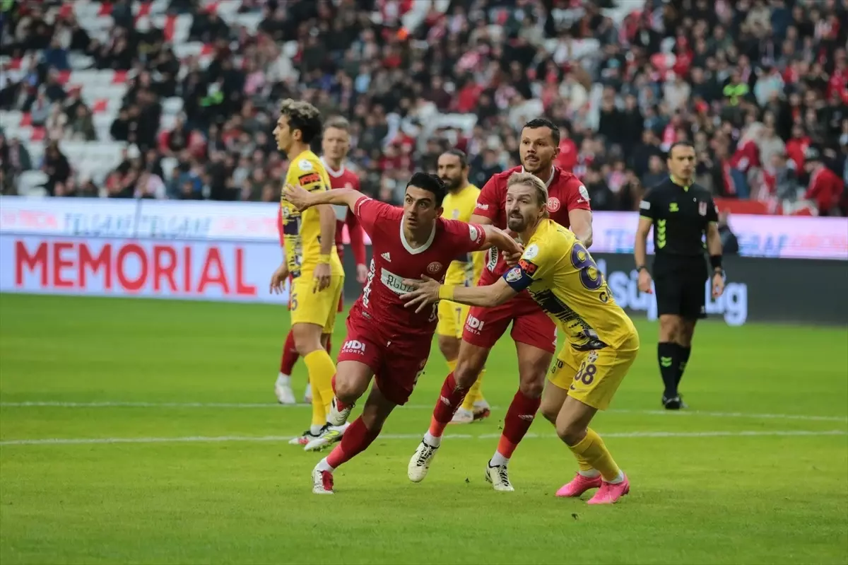 Eyüpspor, Antalyaspor'u İlk Yarıda 3-0 Geride Bıraktı