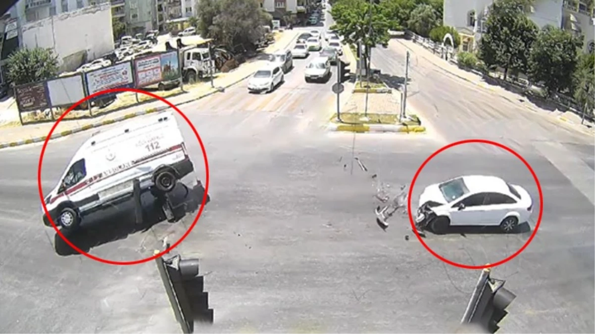 Hastaneye yetişmeye çalışan ambulansın kaza anı kamerada