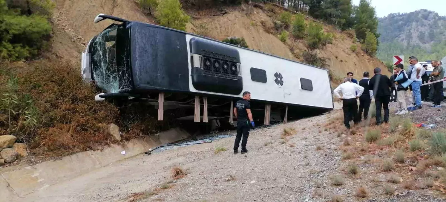 Isparta-Antalya Kara Yolunda Otobüs Devrildi: 8 Yaralı