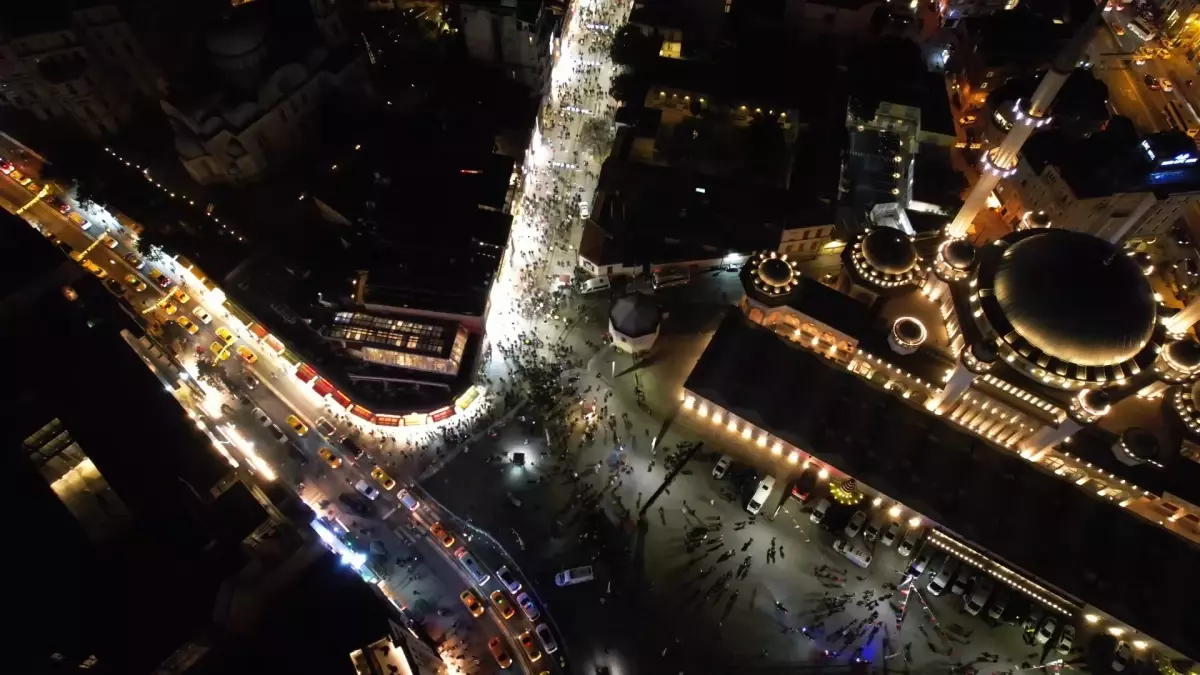 İstanbul'da yılbaşı kutlamaları Taksim Meydanı'nda coşkuyla gerçekleşti