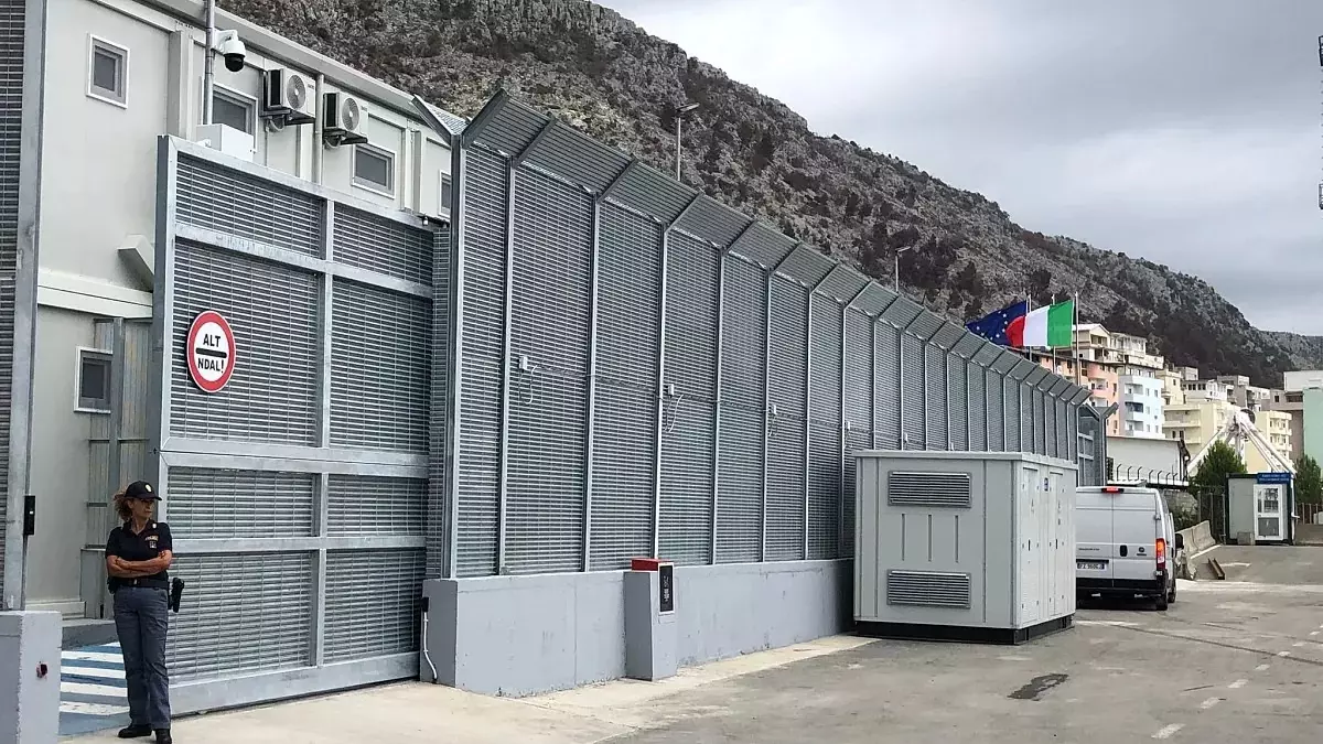 İtalya, ilk göçmen grubunu Arnavutluk'a göndermeye başladı