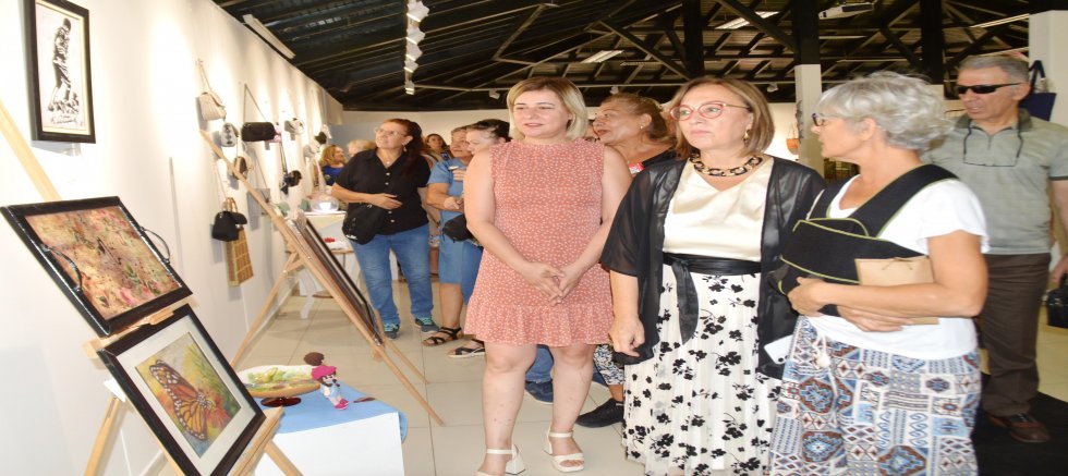 Ürettikleri kıyafetleri üzerlerinde tanıttılar