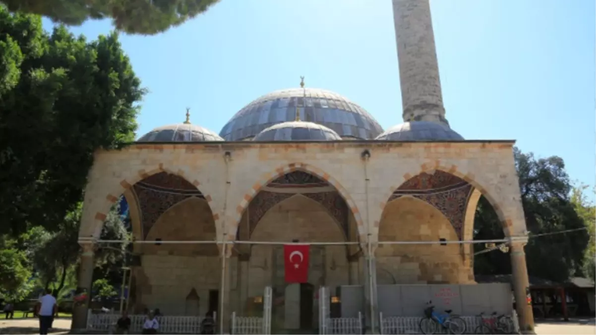 Mahalleli bıktı usandı! Bağımlılar tarihi camiyi mesken tuttu