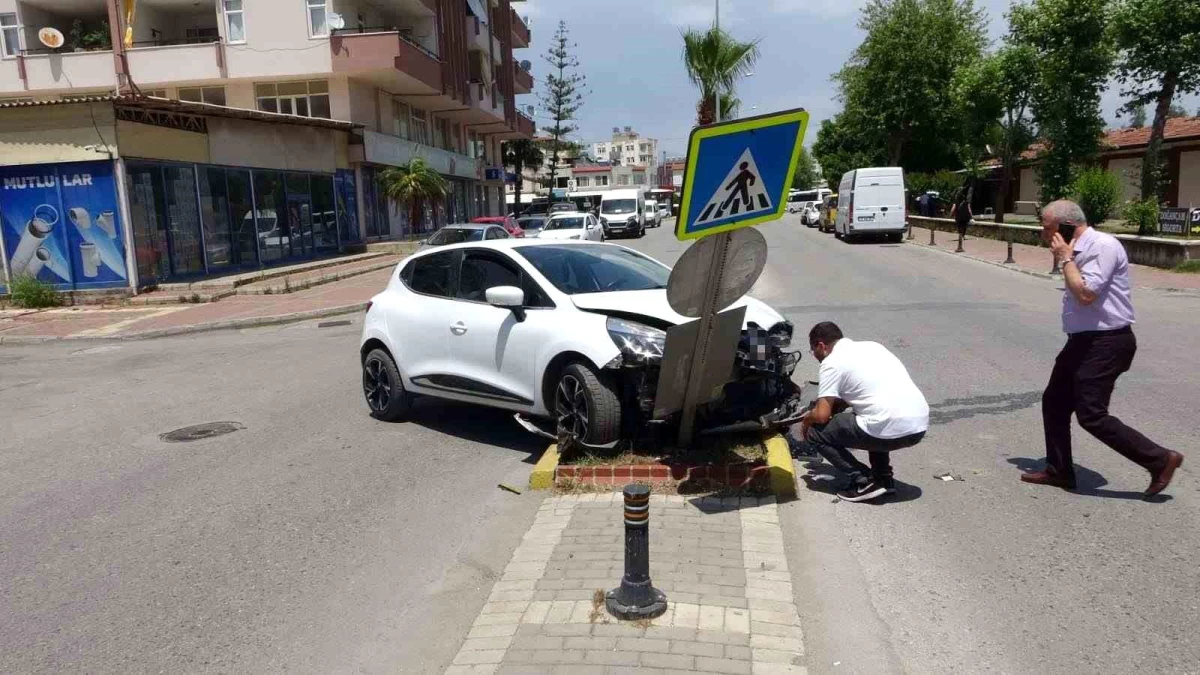 Manavgat'ta İki Otomobil Çarpıştı, Büyük Hasar Oluştu
