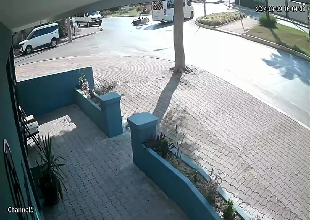 Manavgat'ta motokurye okul servisine çarptı