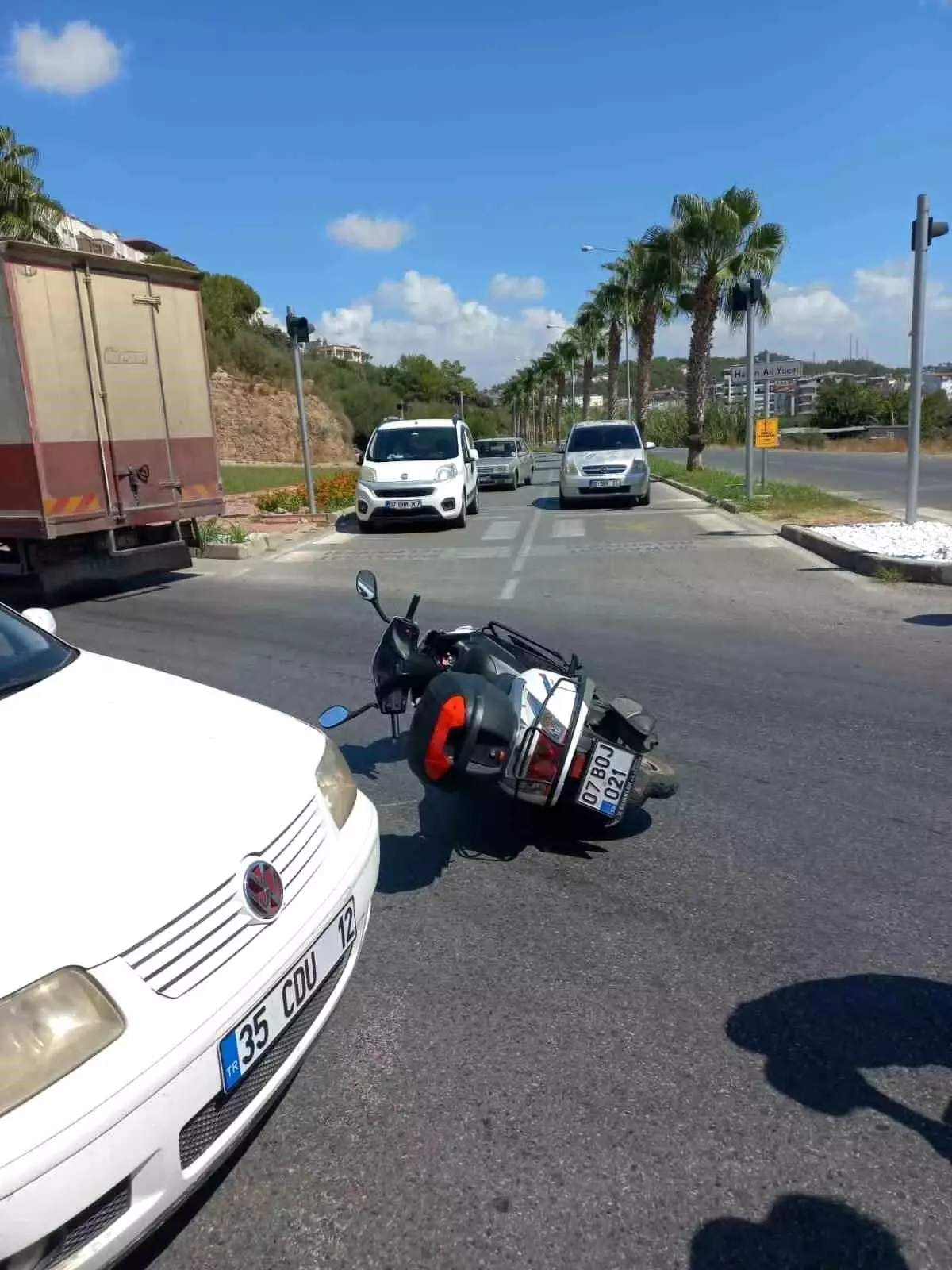 Manavgat'ta Motosiklet ve Otomobil Çarpıştı: 1 Yaralı
