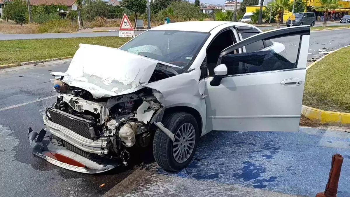 Manavgat'ta Otomobil Kamyona Çarptı, Sürücü Şansla Kurtuldu
