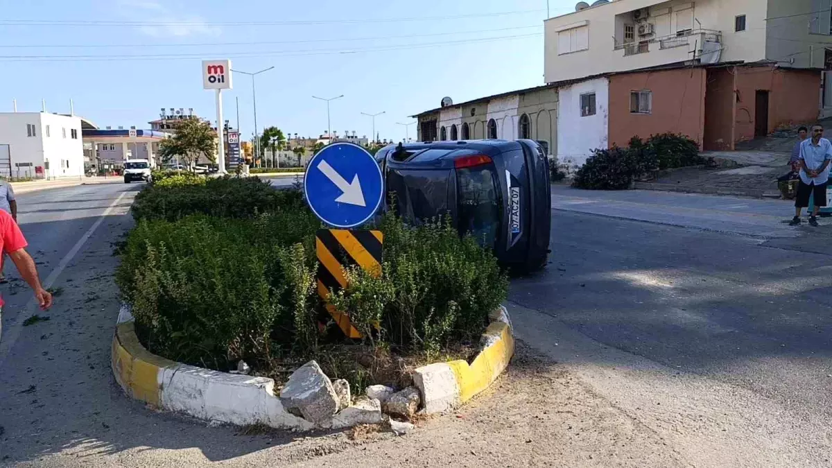 Manavgat'ta Otomobil Kaza Yaptı, Yaralı Yok