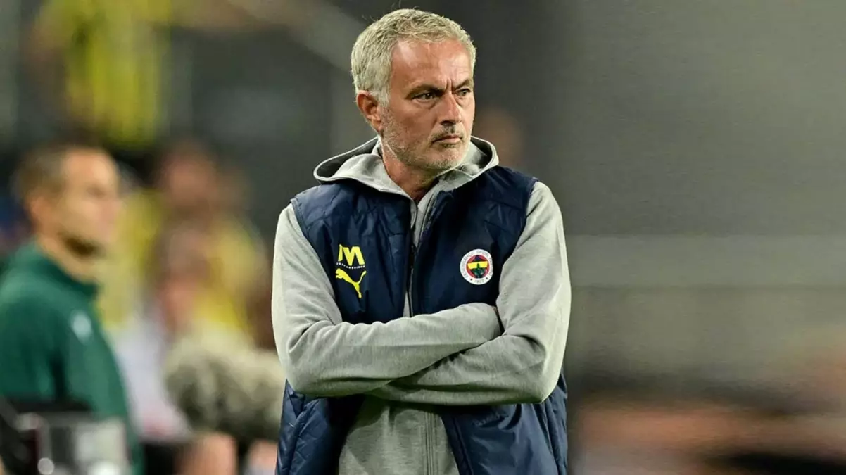 Mourinho'dan sürpriz orta saha tercihi! Antalyaspor-Fenerbahçe maçının ilk 11'leri belli oldu