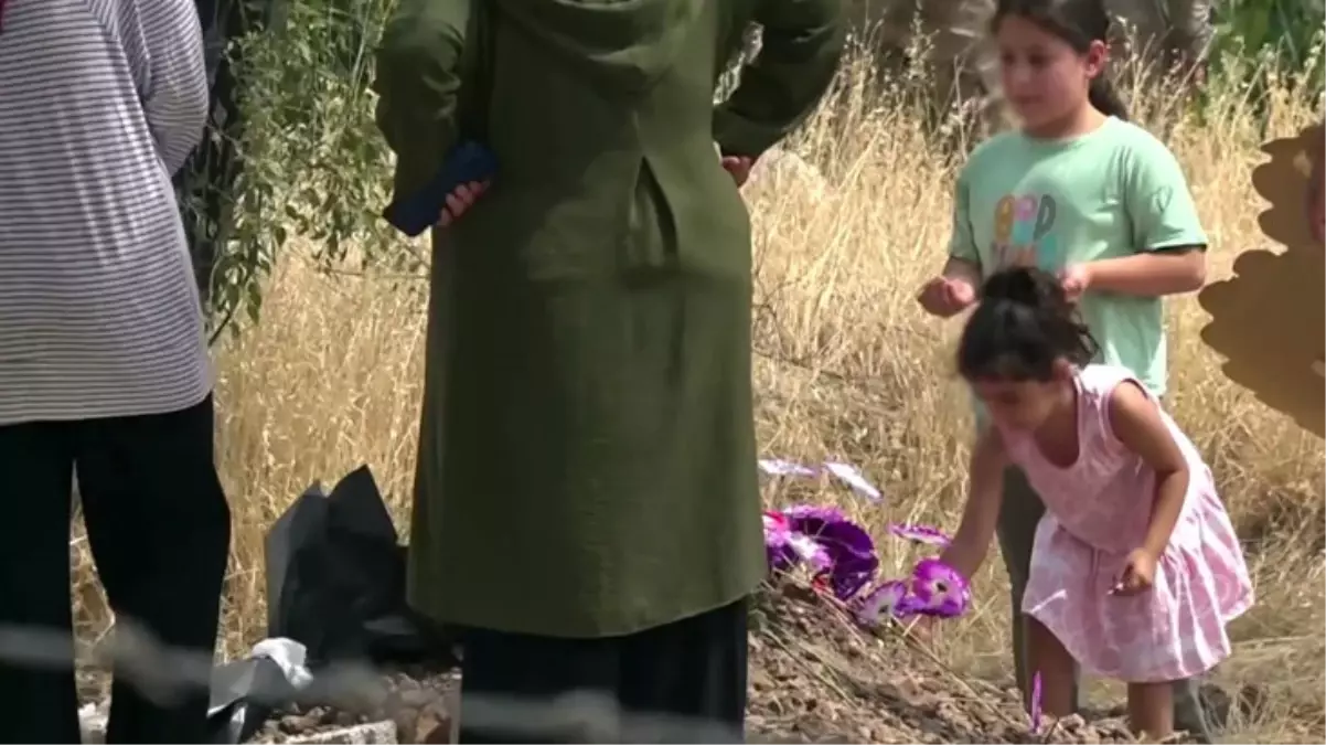 Narin'in oyun arkadaşları, mezarına çiçekler bırakarak dua etti