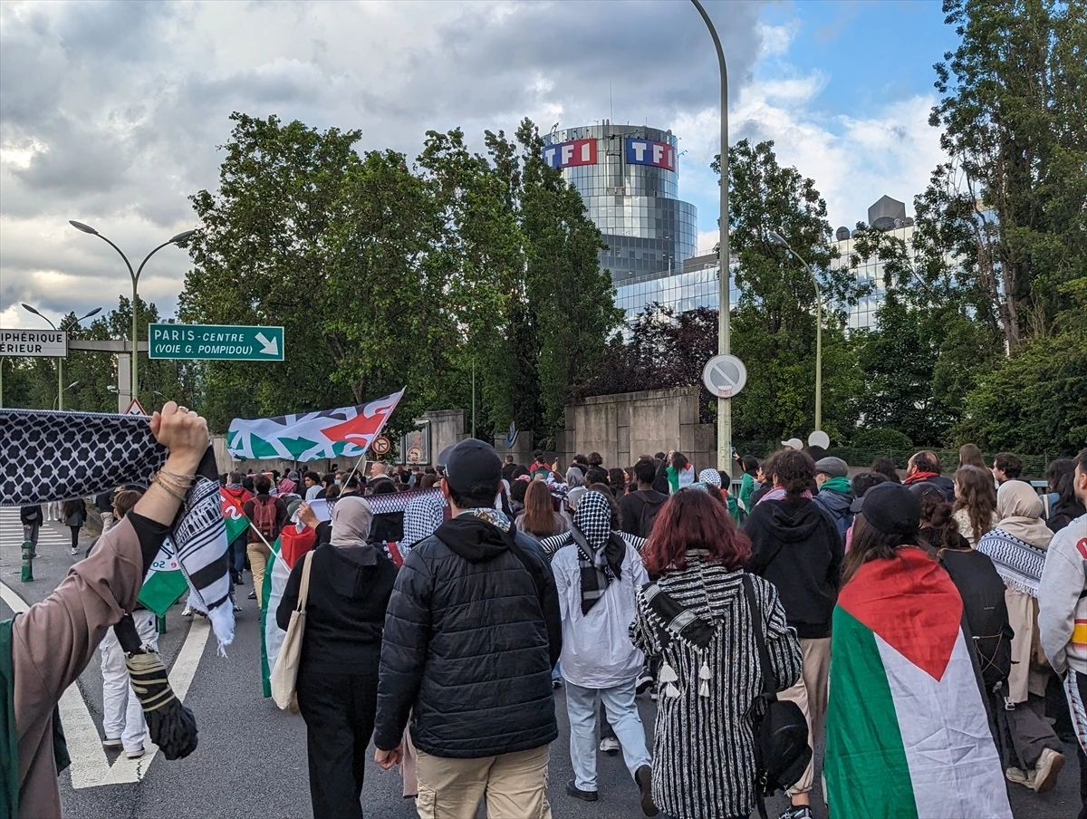 Netanyahu ile röportaj yapan Fransız kanalı ülkeyi karıştırdı! Yüzlerce kişi kanal binası önünde toplandı