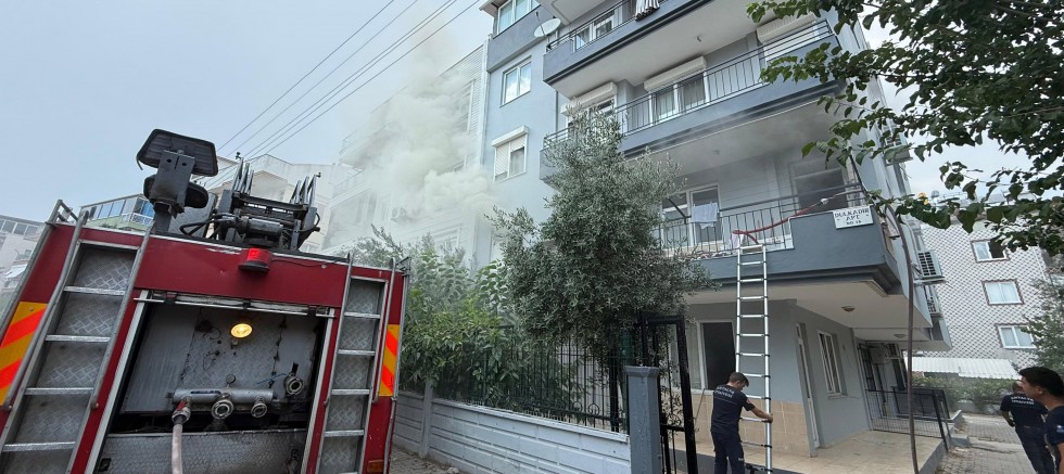Önce tartıştı sonra dairelerini ateşe verdi