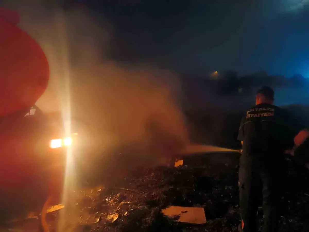 Serik'te Atık Malzemelerden Çıkan Yangın Zor Anlar Yaşattı