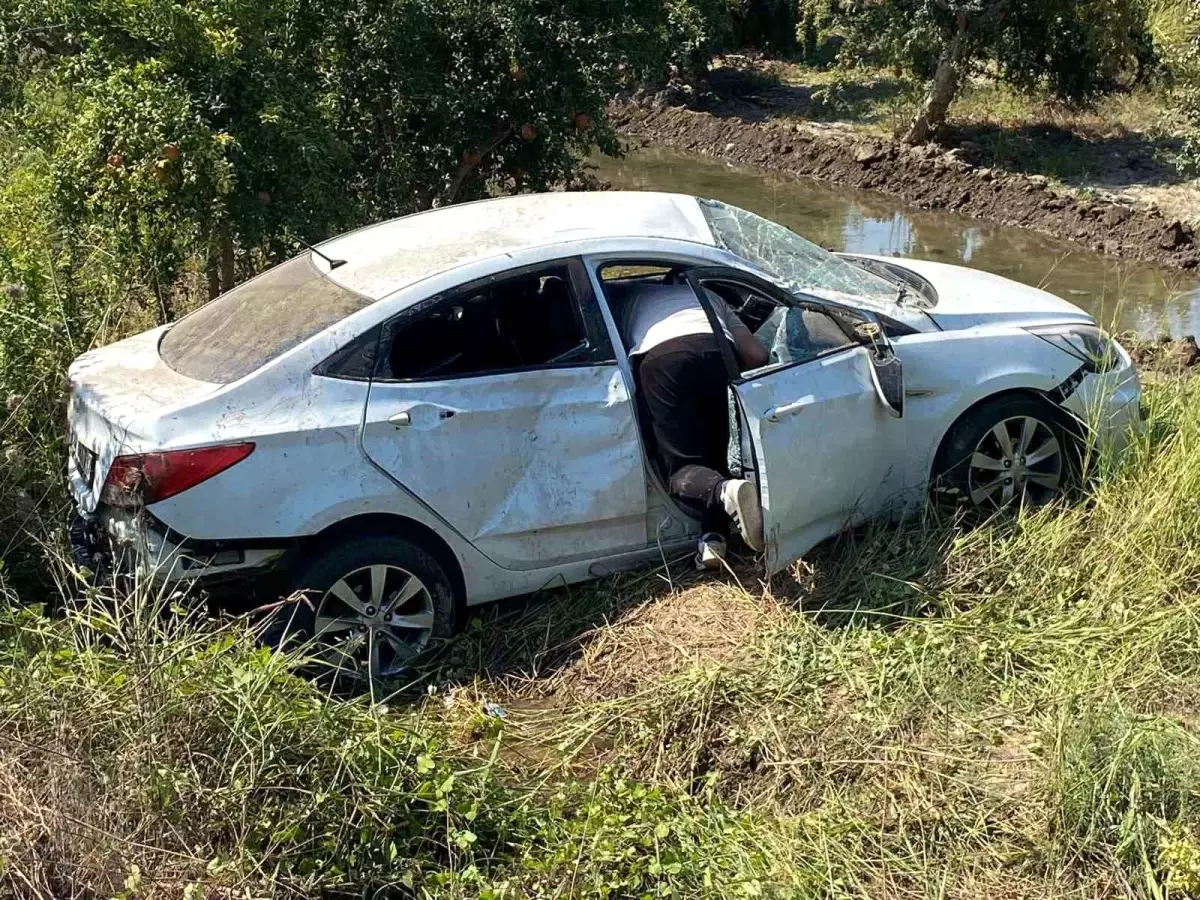 Serik'te kafa kafaya çarpışan otomobillerde 5 kişi yaralandı
