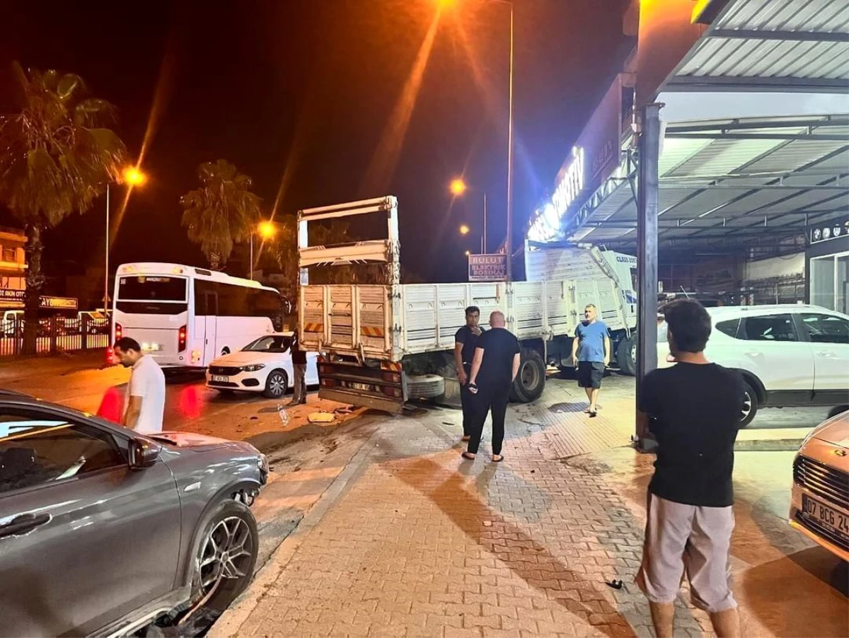 Serik'te kamyon kontrolden çıkarak 4 araca çarptı