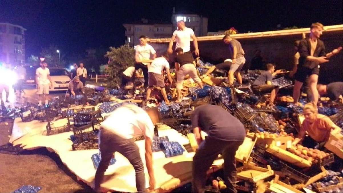 Silivri'de devrilen kamyondaki meyveleri kasalarla götürdüler