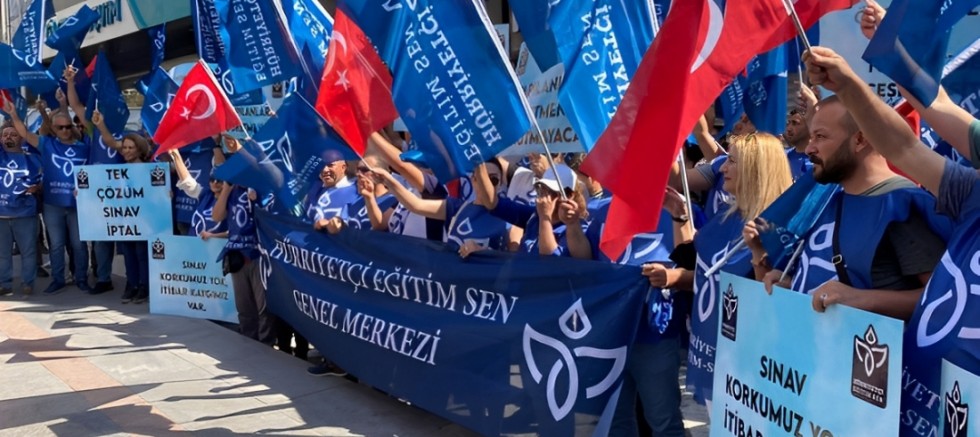 Siyasetle arasına mesafe koydu