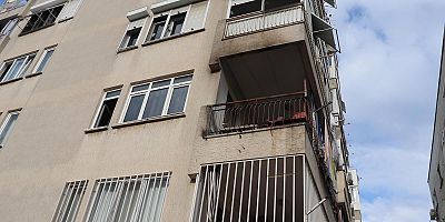 Balkondaki yorgan ve perdeler yandı