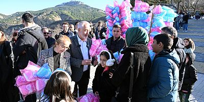 Başdeğirmen çifti çocukları sevindirdi
