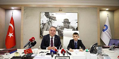 Başkan Böcek koltuğunu  çocuk başkana devretti