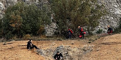 Dağda mahsur kalanları AFAD kurtardı