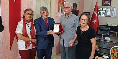 Dr. Sadık Özen’e Onur Plaketi