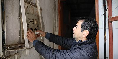 Duvarını kırdığı kiracısının, şimdi de elektriğini kestirdi