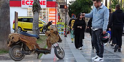Elektrikli motosiklete sedir ağacı kaplama