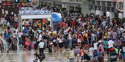 Havalimanında yedikleri tavuktan zehirlendiler