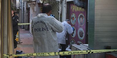 İş merkezinin kaldırımında ölü bulundu