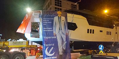 Kamyona yüklenen lüks yatla seçim konvoyu