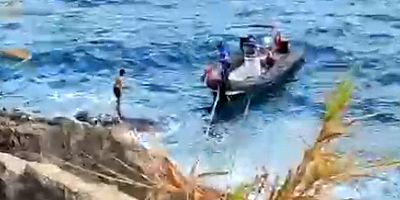 Kayalıkta mahsur kalan 2 genci deniz polisi kurtardı