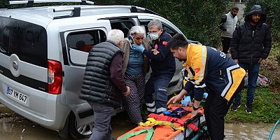 Kaza yapan araçta sıkışanları itfaiye kurtardı