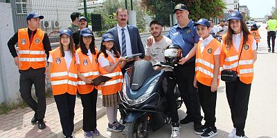 Öğrencilerden sürücülere kask
