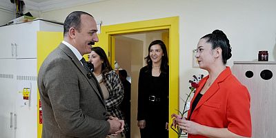 Öğretmenlere karanfilli kutlama