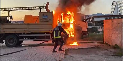 Park halindeki kamyon yandı