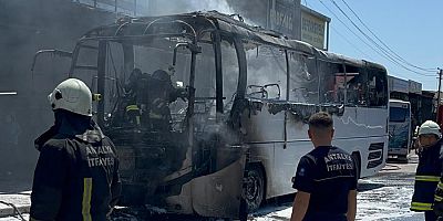 Park halindeki otobüs alev alev yandı