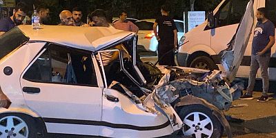 Park halindeki servis aracına çarptı