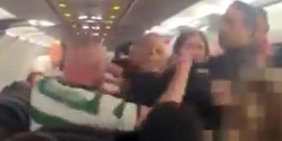 Sarhoş İskoç yolcu, uçakta polise saldırdı