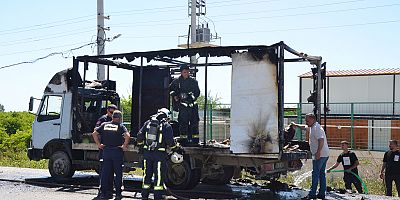 Seyir halindeki kamyonet yandı