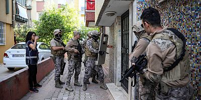 Şüphelilerini kardeşine aratıp yakaladı