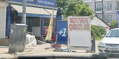 Tekel bayisinde 'kıyma çekilir' afişi