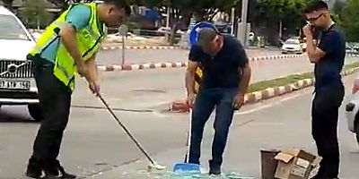 Trafik polisi yoldaki cam kırıklarını temizledi