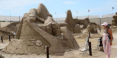 'Uzay' temalı kum heykeller sezonu açıldı