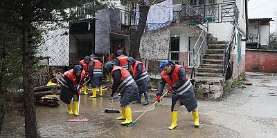 YAĞMURUN VURDUĞU MAHALLEDE KOMANDOLARDAN SU TAHLİYESİ