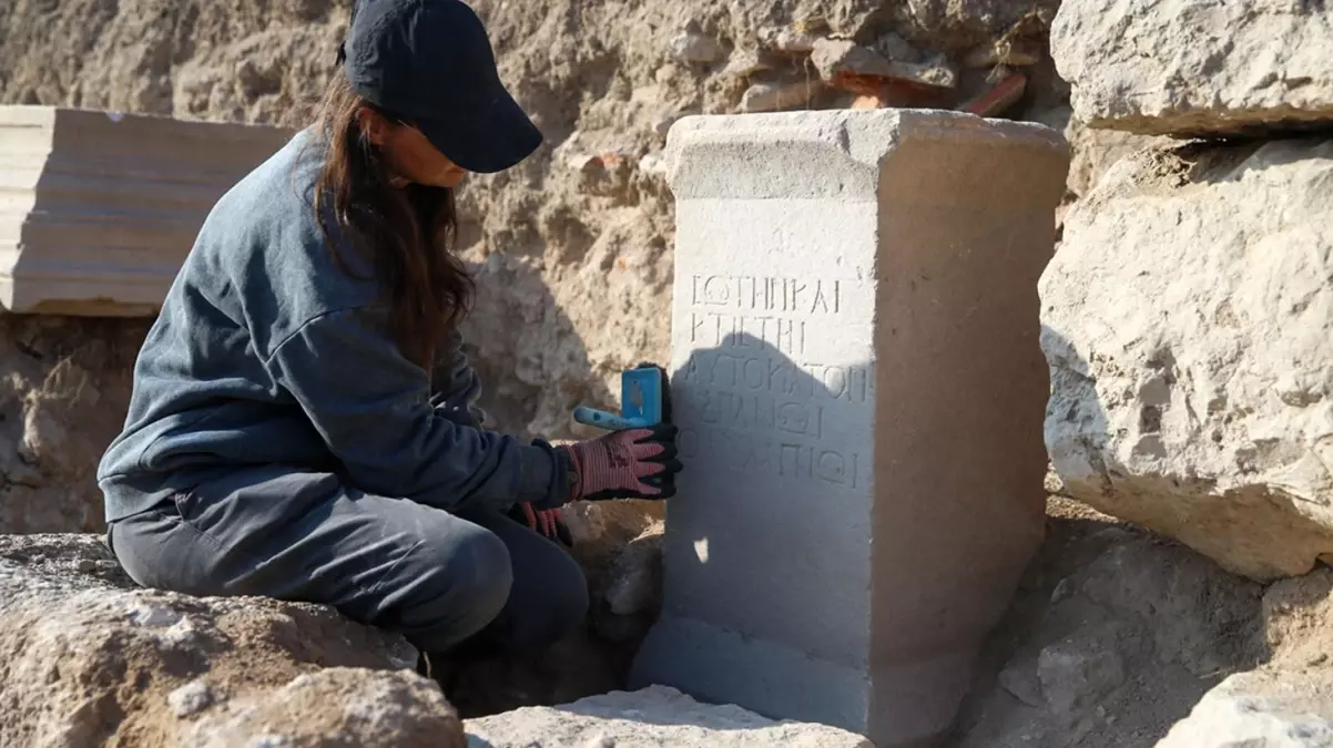 Uşak'ta Hadrianus'a ait 2 bin yıllık yazıt bulundu