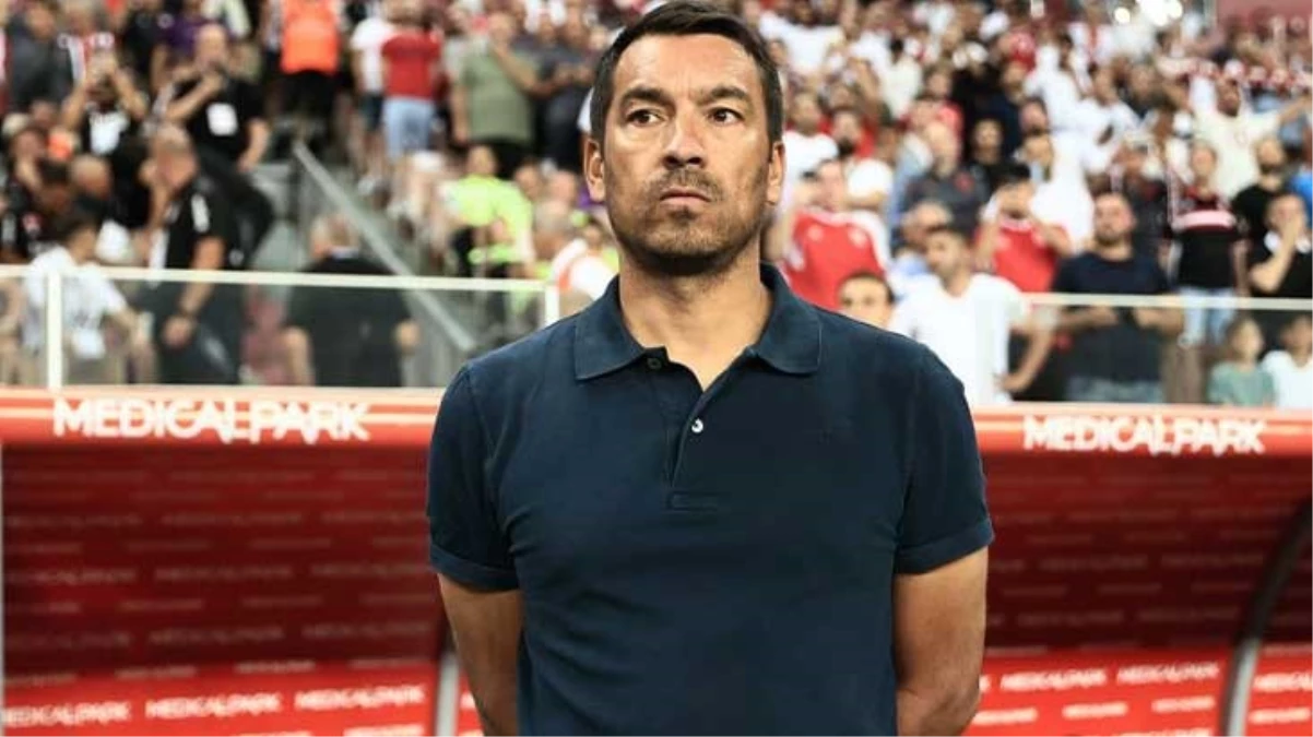 Van Bronckhorst'tan sürpriz sol bek kararı! Beşiktaş-Antalyaspor maçının ilk 11'leri belli oldu